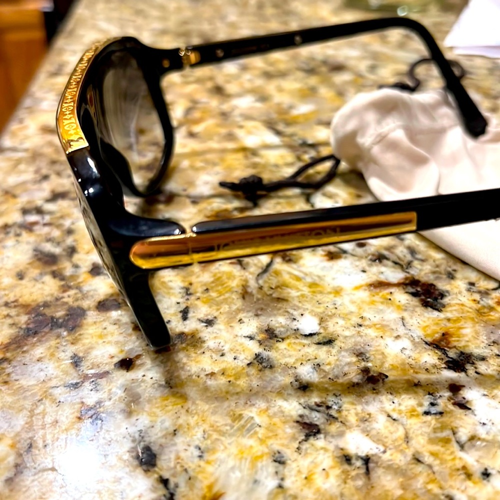 “Evidence” black and gold Louis Vuitton sunglasses unisex